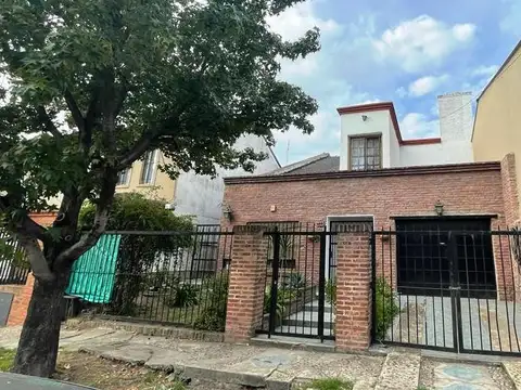 HERMOSO CHALET DE 3 DORMITORIOS EN AMPLIO LOTE PROPIO DE 355m2. MUY BUENA ZONA.