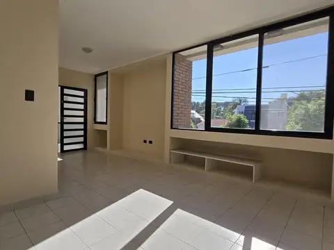 A pasos de la Costanera, dos dormitorios con placard, estar comedor, cocina, extractor y alacena