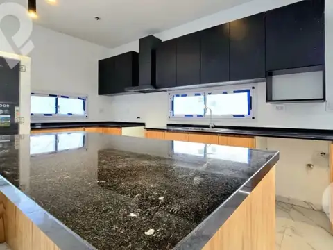 Casa 4 ambientes con 4 baños