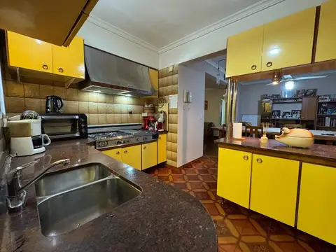 Venta Casa S/lote propio de 4Amb + 2 locales