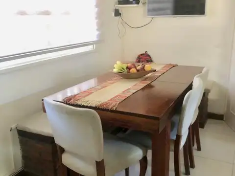 Martínez: Moderno y Excelente Chalet de 4 Dorm. + Habitación de Serv. Jardín y Cochera Cubierta.