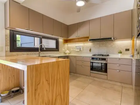 Casa 5 ambientes con 3 baños