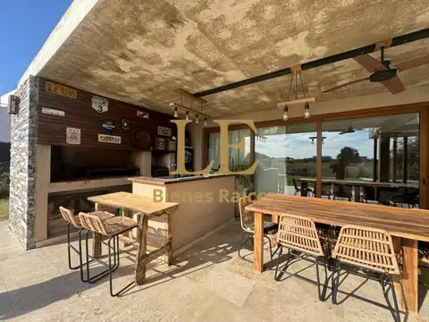 Casa 6 ambientes con 5 baños