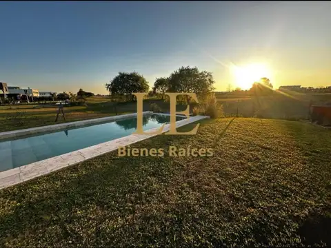 VENTA CASA CON PILETA  AL GOLF