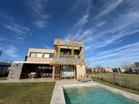 Casa 6 ambientes con 5 baños