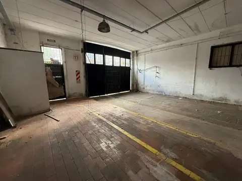 Edificio industrial y comercial c/salida a 2 calles