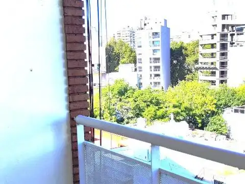 Monoambiente al frente, balcon, vestidor cocina separada.