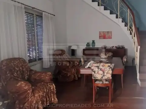 Casa 6 ambientes con 2 baños