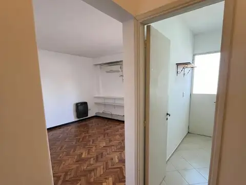 51   entre 8 y 9 600