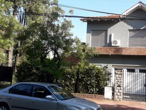 Acassuso Libertador al río,  muy buena casa en venta, 4 dormitorios, jardin con pileta, dependencia