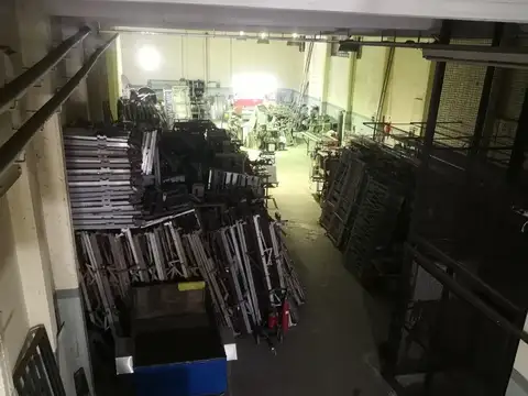 Importante Deposito con oficinas, ubicado en Presidente Peron 1762 Lomas de Zamora