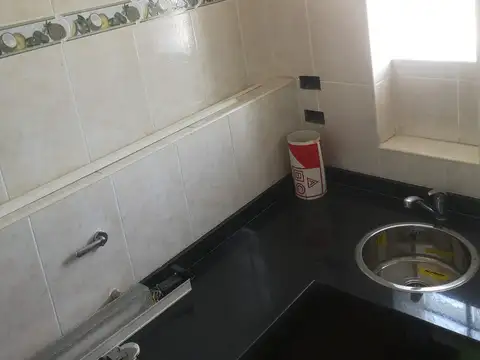 Importante Deposito con oficinas, ubicado en Presidente Peron 1762 Lomas de Zamora