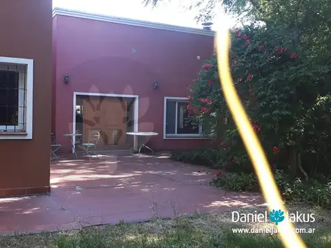 Chacra En Venta  City Bell, Las Banderitas, Rapida Salida A Centro Y A Ruta 36 Con Importante Casa