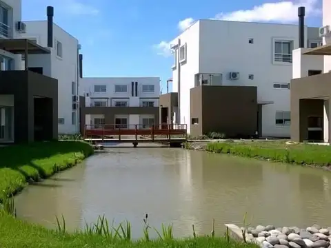 Lago Del Sendero 100