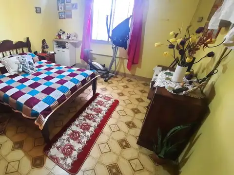 Amplia casa - gran terreno verde - Excelente Const