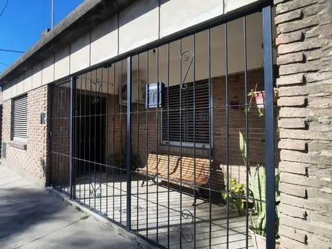 Amplia casa - gran terreno verde - Excelente Const