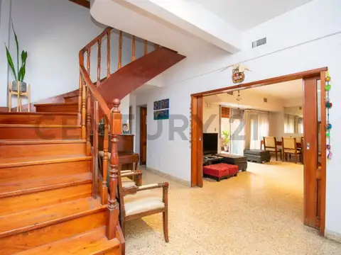 VENTA CASA 6 AMBIENTES APTO DESARROLLOS. EN FLORES NORTE