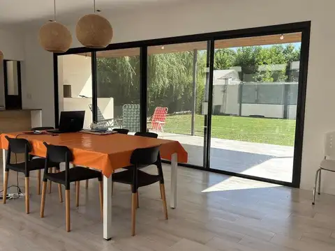 Casa 3 ambientes con 2 baños