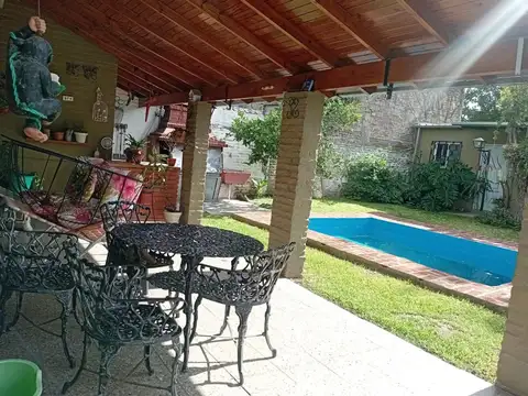CASA APTA CREDITO CON PARQUE Y PILETA ZONA PASEO LOS BERROS