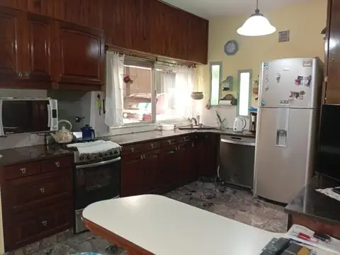 CASA APTA CREDITO CON PARQUE Y PILETA ZONA PASEO LOS BERROS