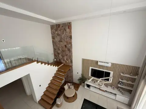 CASA DE CATEGORIA EN BARRIO PRIVADO. RIVADAVIA