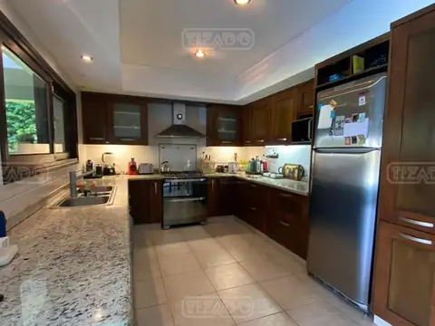 Casa 9 ambientes con 5 baños