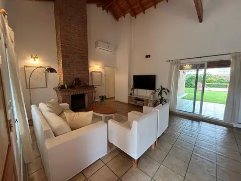 Casa en Alquiler con 2 cocheras