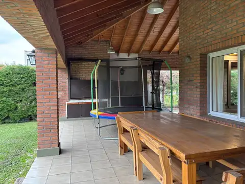 Casa 5 ambientes con 4 baños