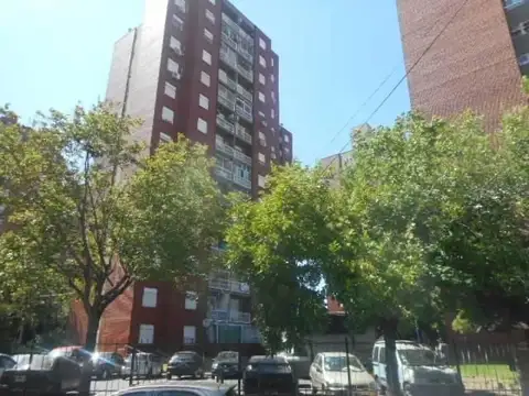 Es un atractivo Departamento de 3 ambientes al frente,  sien