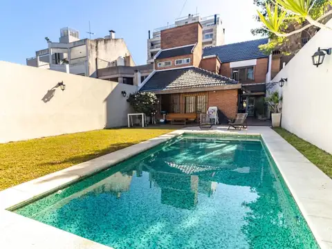 VENTA - CASA DE CATEGORÍA EN VILLA DEVOTO CON COCHERA Y PILETA