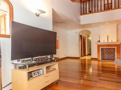 Casa en Venta con 2 cocheras