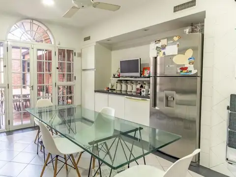 VENTA - CASA DE CATEGORÍA EN VILLA DEVOTO CON COCHERA Y PILETA