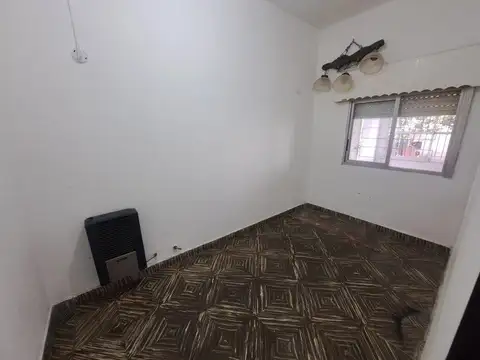 ¡CASA EN VENTA - LONGCHAMPS!