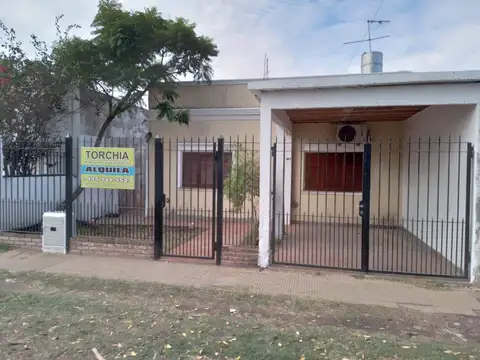 ¡CASA EN VENTA - LONGCHAMPS!