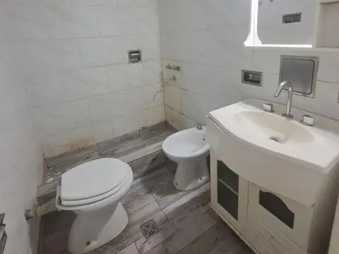 ¡CASA EN VENTA - LONGCHAMPS!