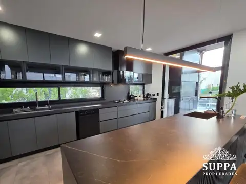 Casa 6 ambientes con 3 baños