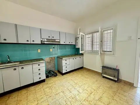 CASA EN VENTA LOTE PROPIO FONDO 233M2. PERMUTA