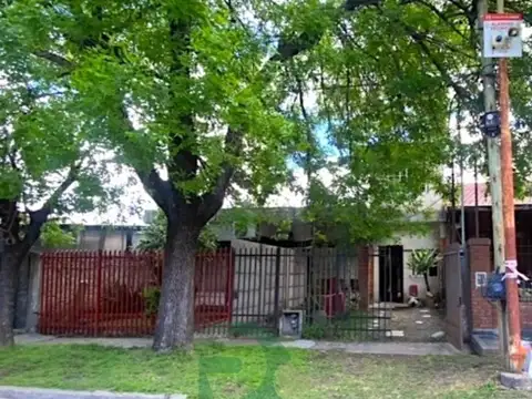 Venta Casa a Refacciónar 10,5x 31 mts.Castelar Norte