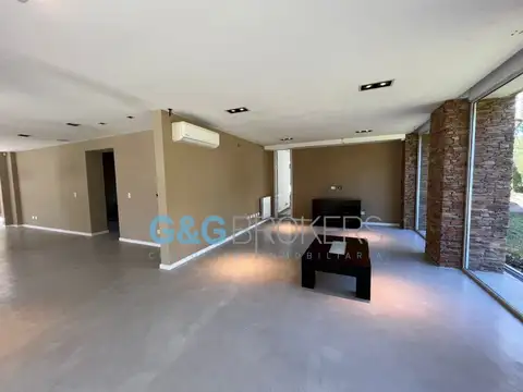 Casa 8 ambientes con 3 baños