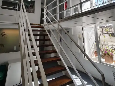 Depósito con oficinas