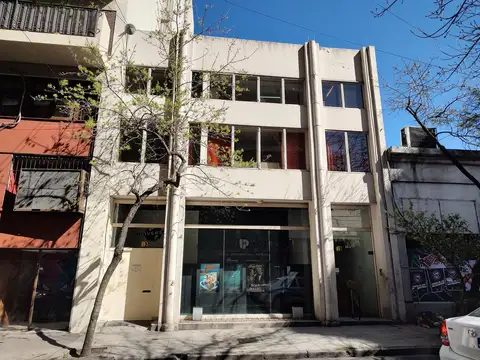 Depósito con oficinas