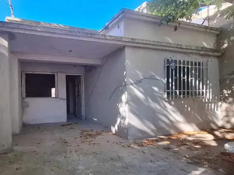 VENTA CASA 2 DORMITORIOS FISHERTON A RECICLAR