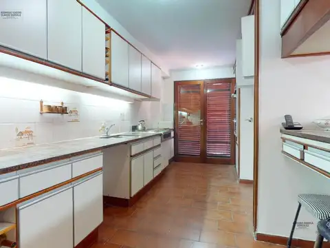 Venta casa 5 ambientes parque parrilla cocheras Tolosa La Plata