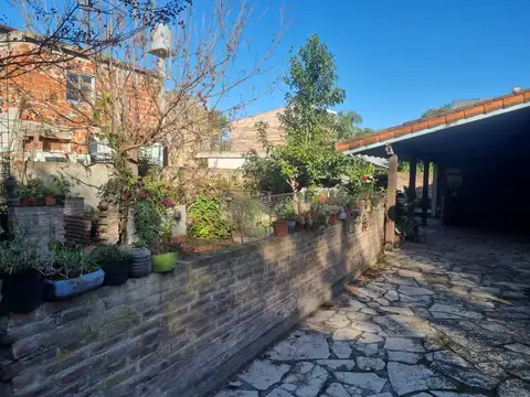 GRAN CASA SOBRE 3 LOTES.