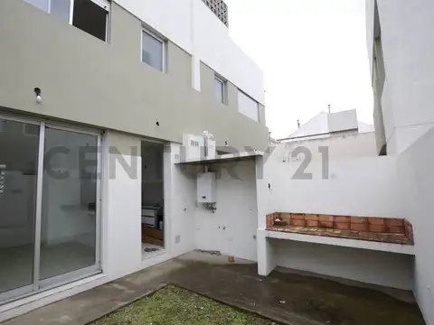 CASA DUPLEX EN VENTA EN LA PLATA A ESTRENAR DE 2 DORMITORIOS Y COCHERA