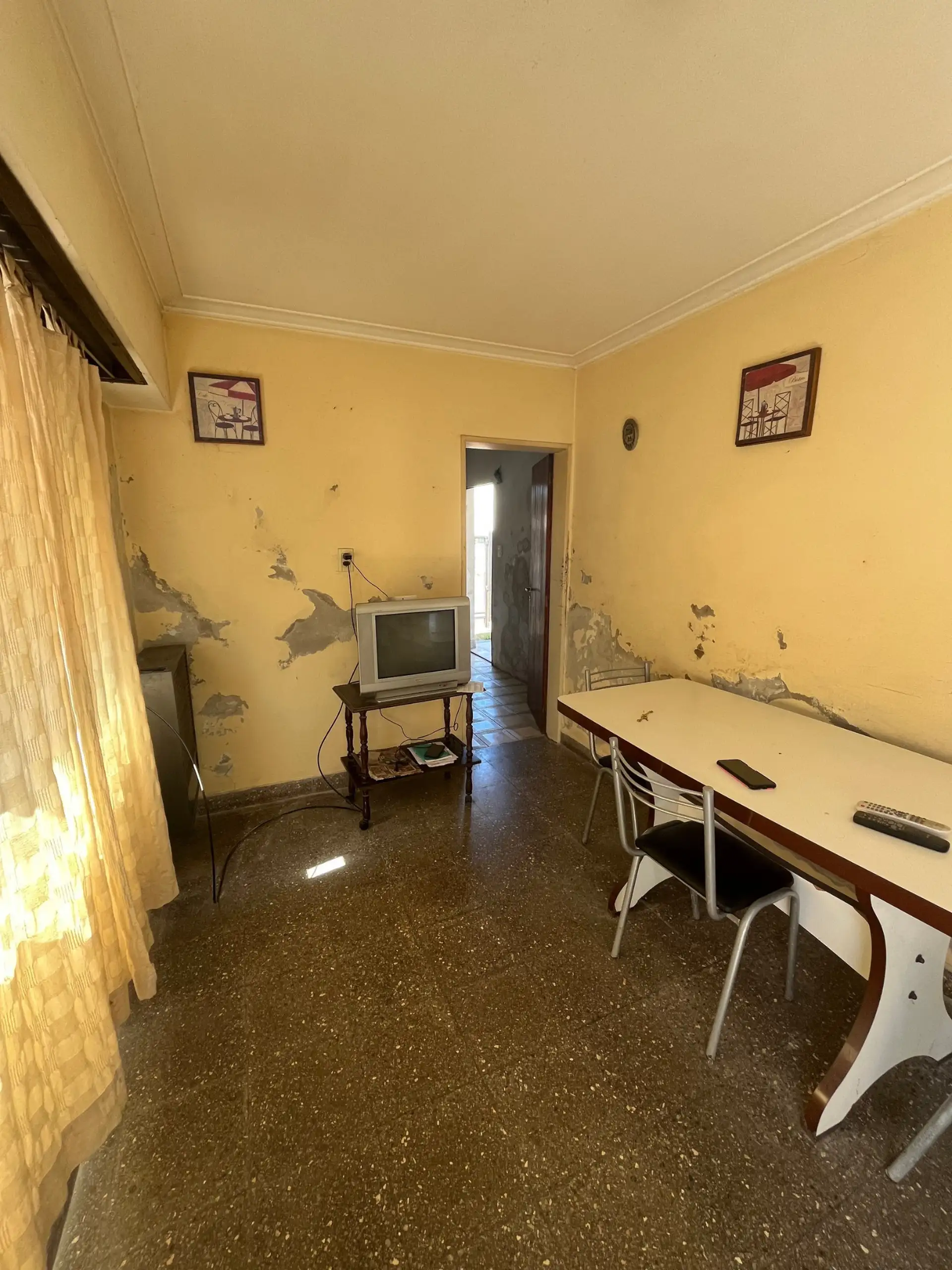 Casa a reciclar 2 dorm, 75 m² cub. — lote 10x45 en Almafuerte (Tandil)