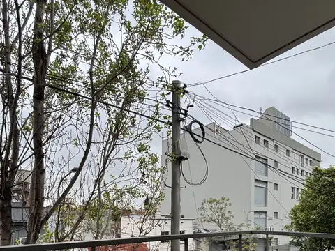 Departamento al frente con balcón y equipado