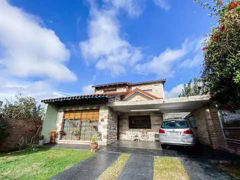 VENTA CASA 6 AMBIENTES CON PILETA EN EZPELETA