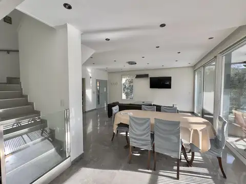 Casa 5 ambientes con 3 baños