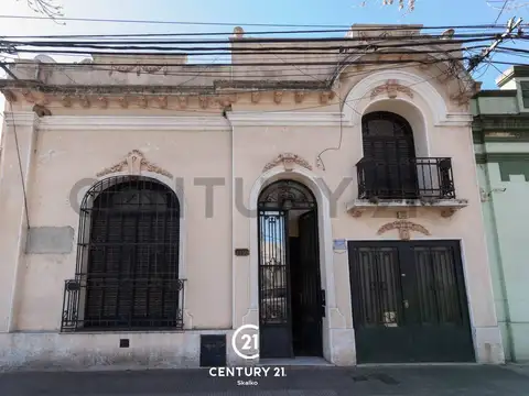 Casa 3 Dormitorios en Barrio España y Hospitales. Apto Crédito- Amplio Patio